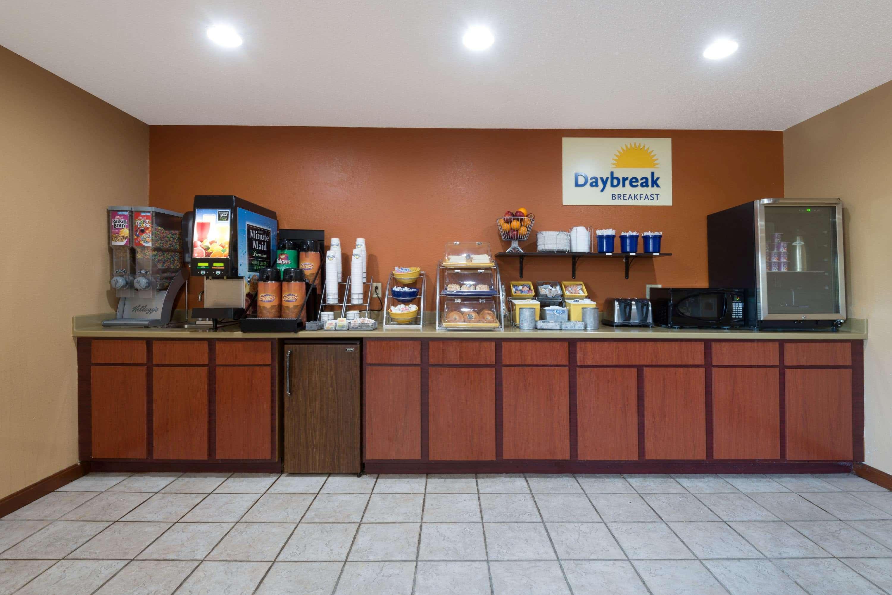 Days Inn By Wyndham Brunswick Bath Area Extérieur photo